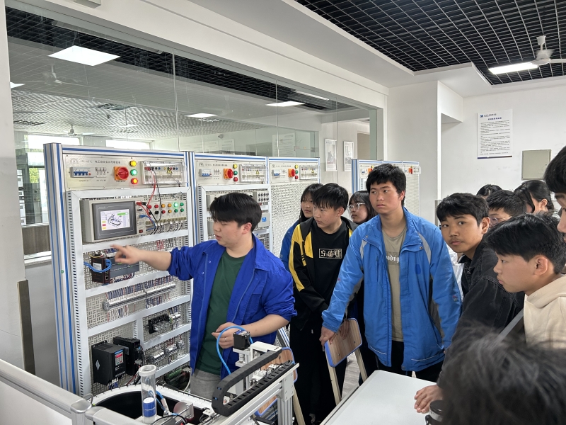 探索实践之旅：中江适应性学生探访智能制造工程系实训室，启航知识与实践的桥梁