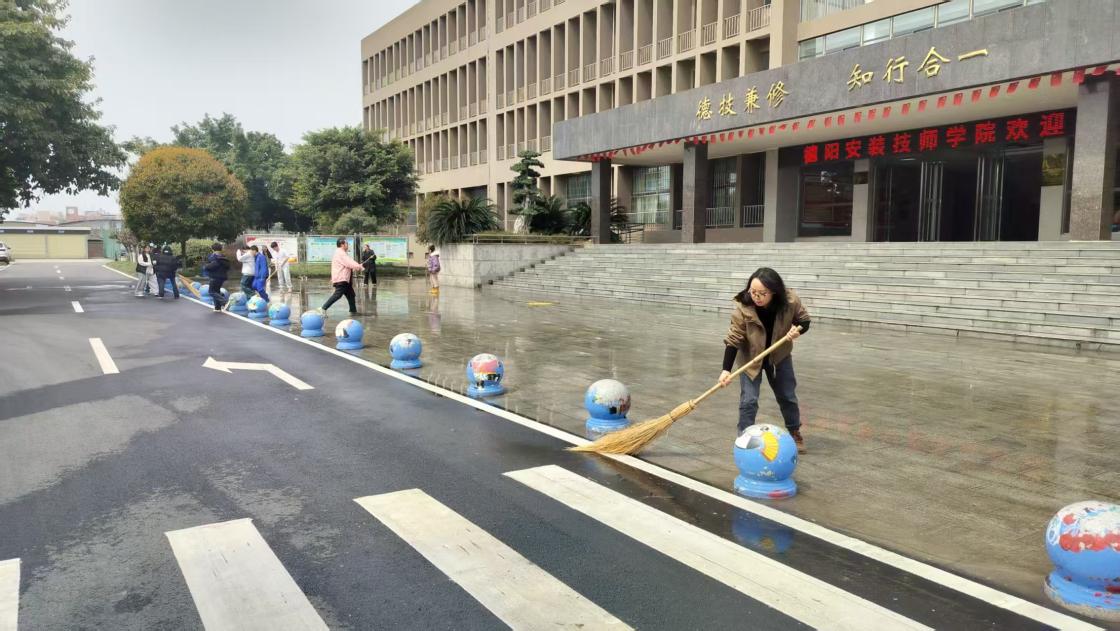 劳动最光荣，校园焕新颜
